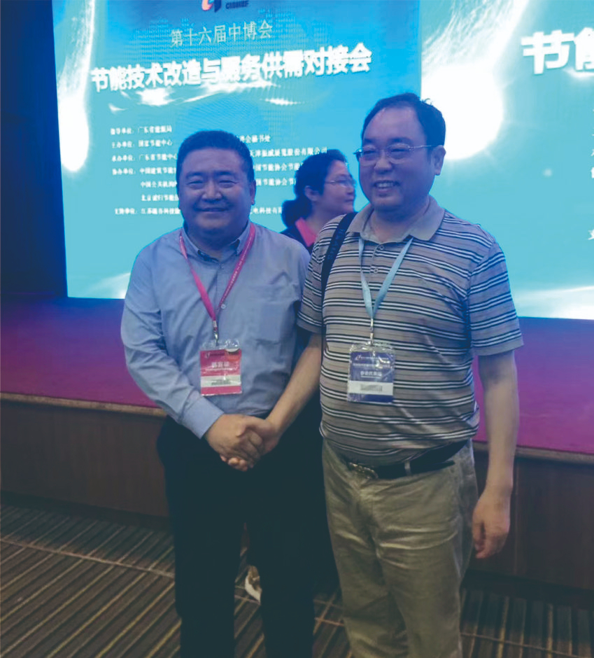 國(guó)家(jiā)節能(néng)中心副主任史作(zuò)廷和(hé)公司董事長陳程合影(yǐng)并給予“好(hǎo)安節電(diàn)”高(gāo)度好(hǎo)評